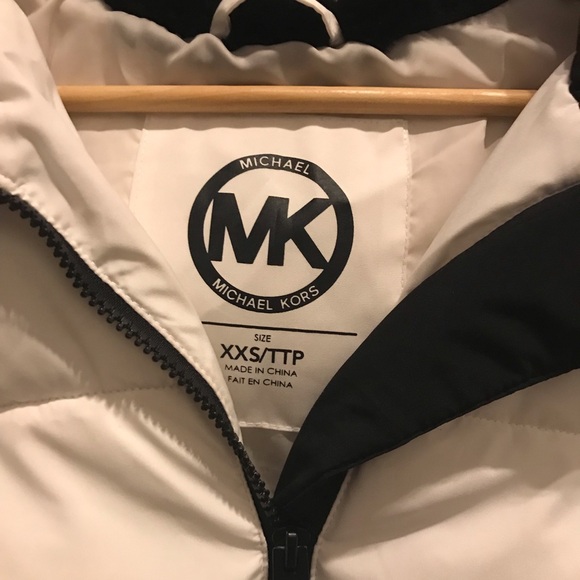 Michael Kors Women's White Puffer Jacket - Picture 4 of 5